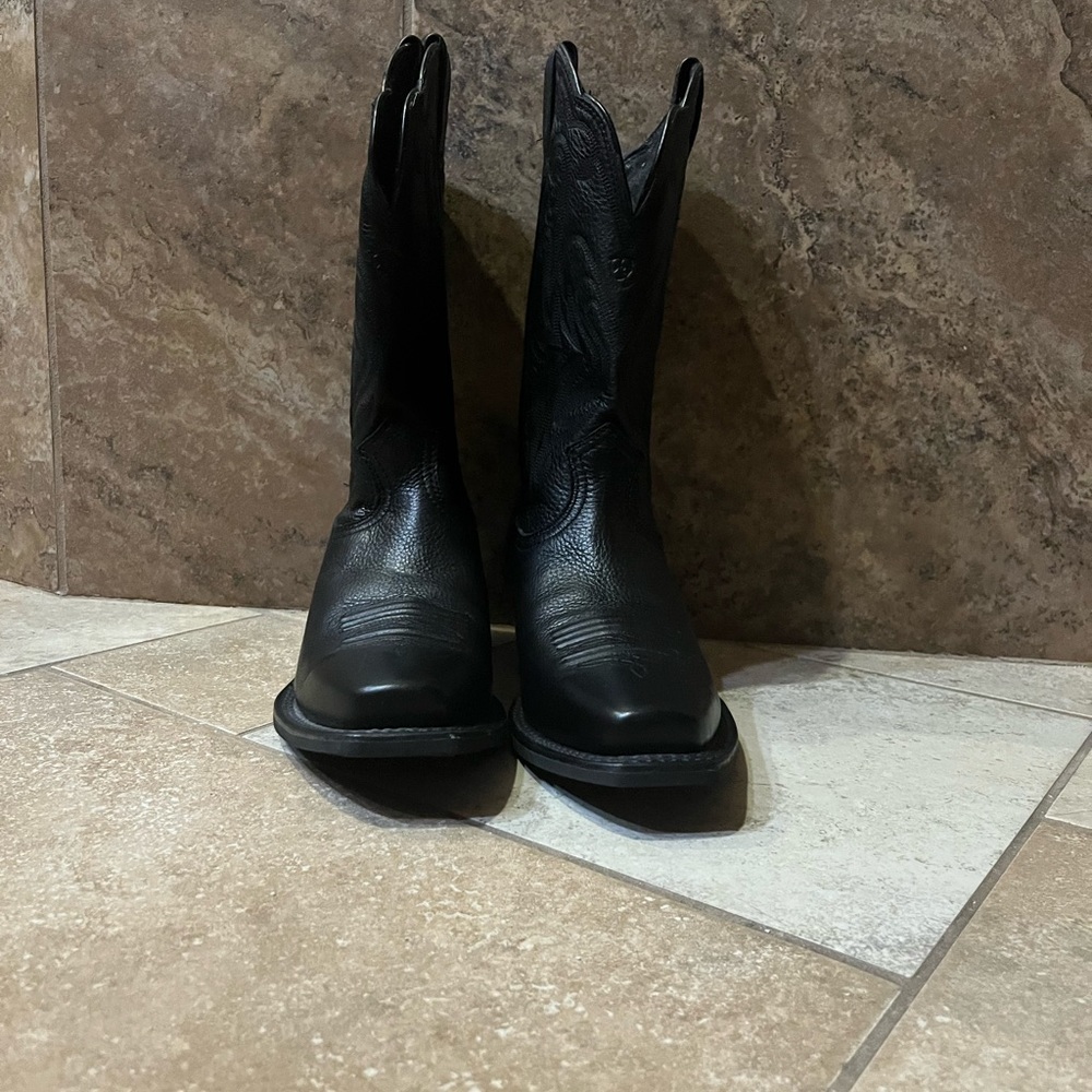 black ariat cowboy boots